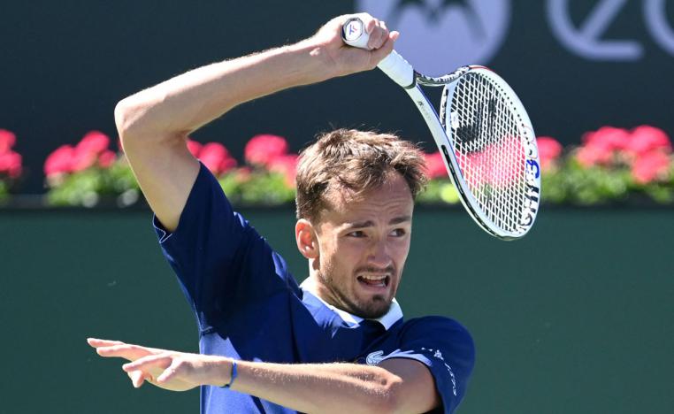 مدفيديف بسهولة إلى الدور الثالث 