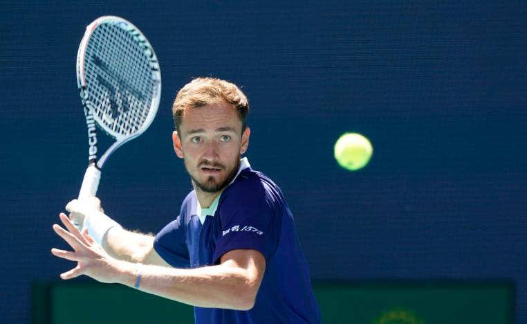 مدفيديف للزحف نحو اللقب