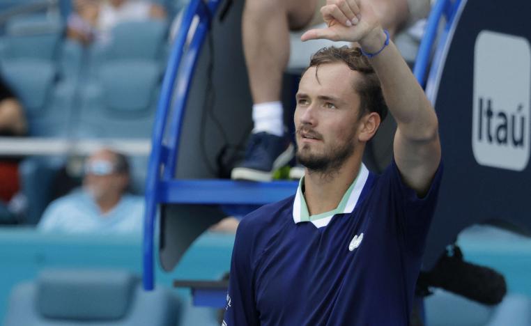 لاعب التنس الروسي لاستعادة قمة التصنيف العالمي