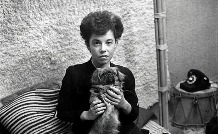 الكاتبة جين بولز 