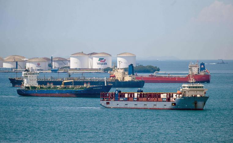 ناقلات النفط متوقفة عند المرسى الغربي قبالة سنغافورة 