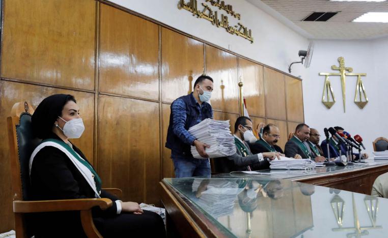 القاضية ياسمين عمر تجلس في أول جلسة لها بعد تعيينها قاضية