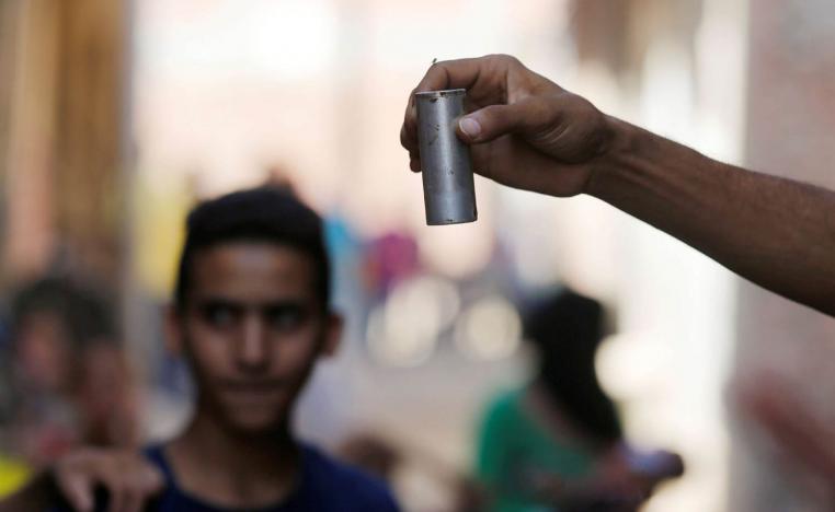 مصري في جزيرة الوراق يعرض كبسولة غاز مسيل للدموع