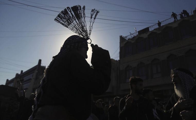 عراقيون يضربون انفسهم بالسلاسل في ذكرى وفاة الإمام موسى الكاظم  