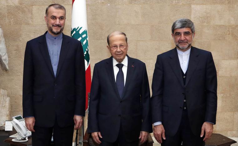 الرئيس اللبناني ميشال عون يتوسط وزير الخارجية الإيراني حسين أمير عبداللهيان والسفير محمد جلال فيروزنيا