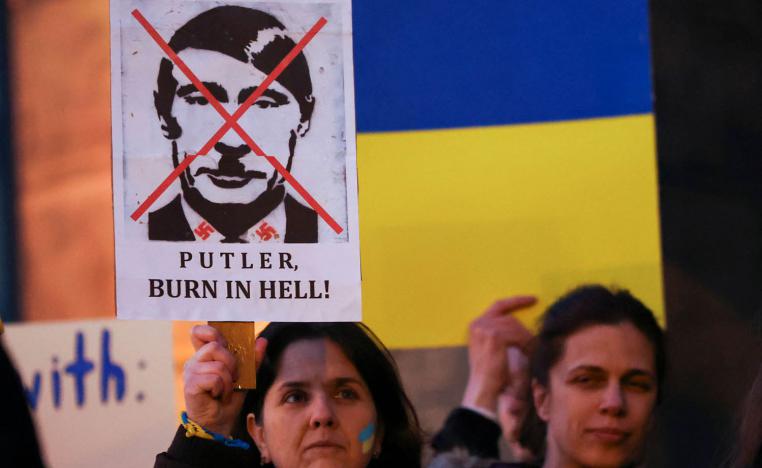 متظاهرون في لندن ضد الغزو الروسي لأوكرانيا