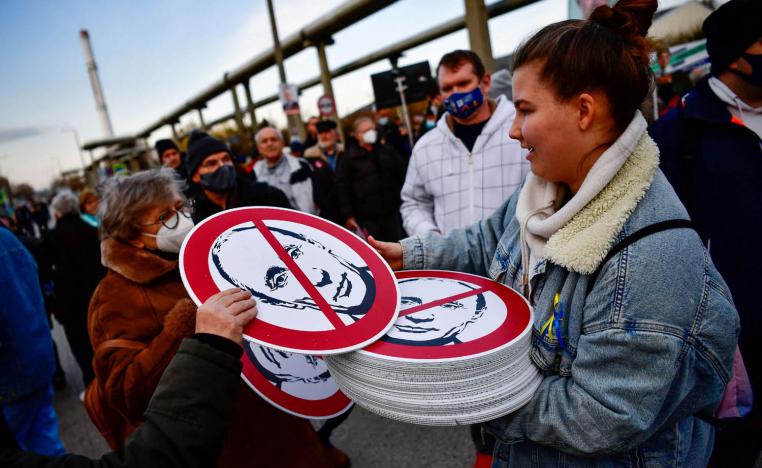 ناشطة هنغارية توزع صورا تدين الرئيس الروسي فلاديمير بوتين