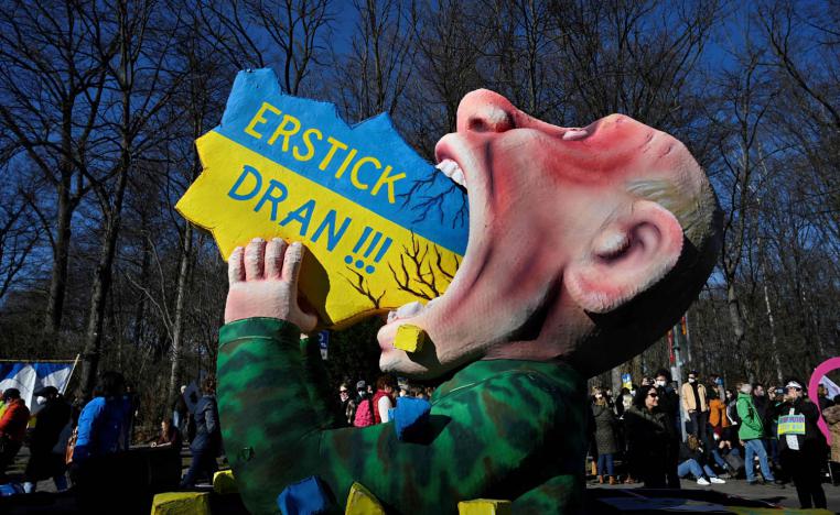 مجسم في برلين يصور الرئيس الروسي بوتين وهو يبتلع أوكرانيا