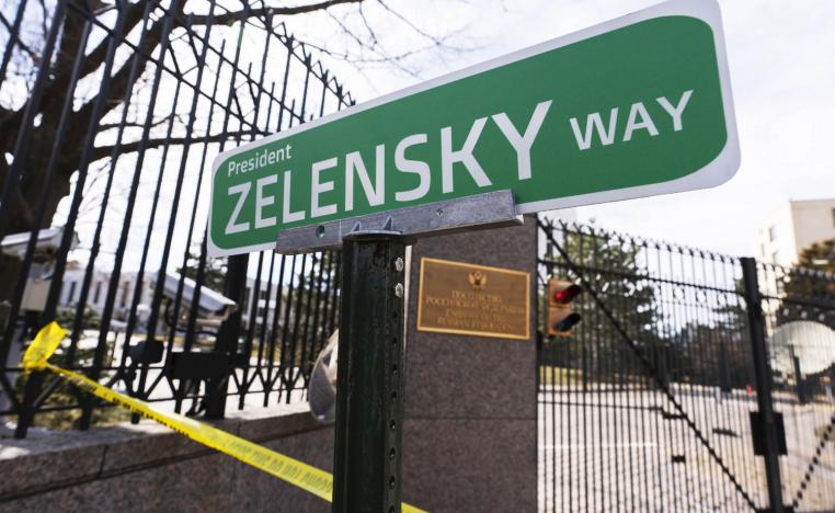 لافتة أمام السفارة الروسية في واشنطن تشير إلى اسم الرئيس الأوكراني
