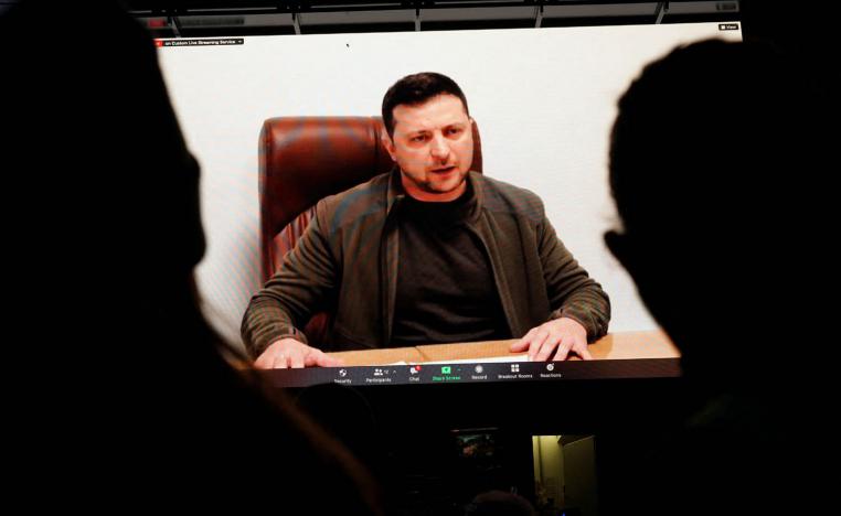 الرئيس الأوكراني فولوديمير زيلينسكي يتحدث إلى مناصريه