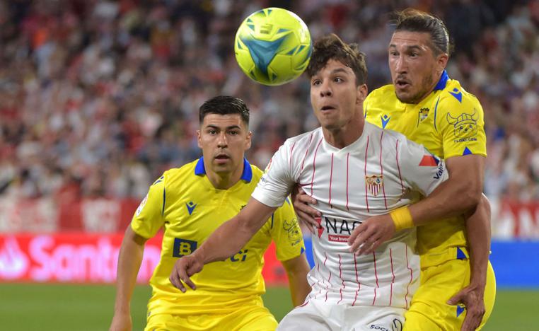 اشبيلية ينفرد مؤقتا بالمركز الثاني