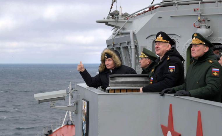 الرئيس الروسي فلاديمير بوتين اثناء مناورة في البحر الأسود بحضور قائد القطاع الجنوبي الجنرال الكسندر دفورنيكوف