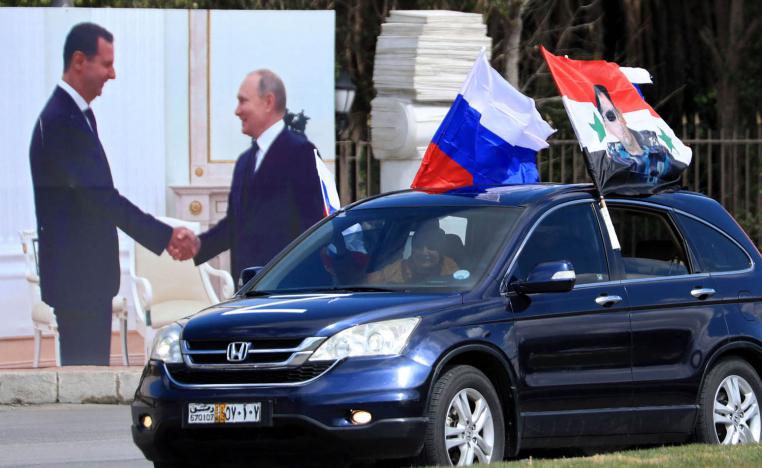سيارات في شوارع دمشق تستعرض تأييدا للرئيس الروسي فلاديمير بوتين