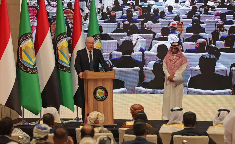 المبعوث الأميركي تيموثي ليندركينغ يلقي كلمة في مؤتمر الرياض