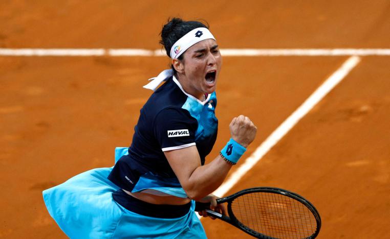 لاعبة التنس التونسية تتألق على الملاعب الترابية 