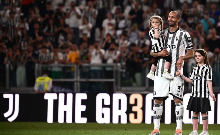 المدافع الايطالي المخضرم يرحيل عن يوفنتوس بعد 17 عامًا في تورينو