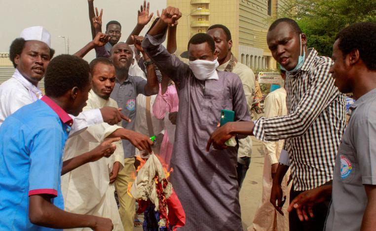 محتجون في نجامينا يحرقون علم فرنسا رفضا لوجودها العسكري في تشاد