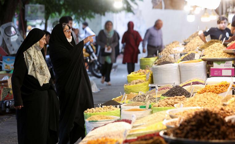 ارتفاعات اسعار المواد الاساسية وصلت الى 300 بالمئة في ايران