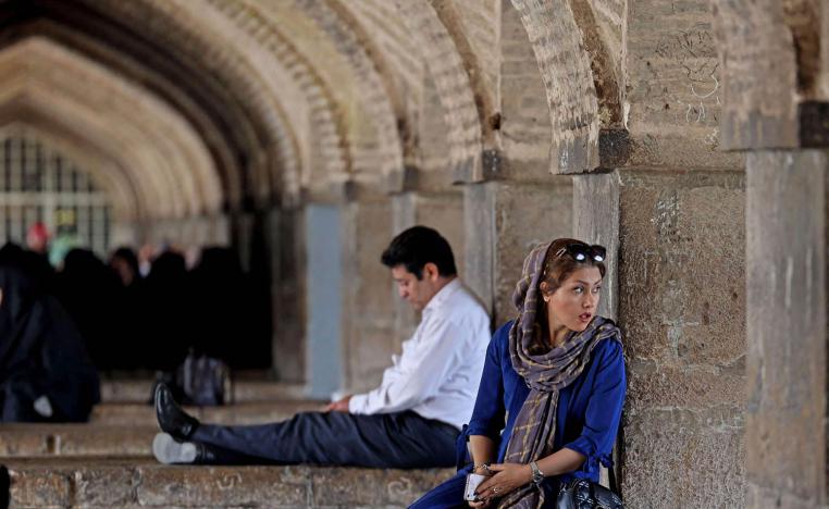 إيرانيون عند سد قريب من اصفهان