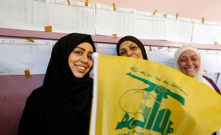 ناشطون في حزب الله في مركز انتخابي في بيروت