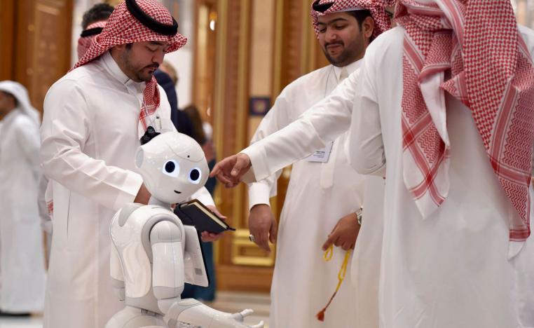 سعوديون من حول روبوت