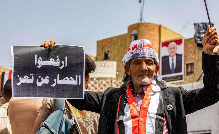 يمني يتظاهر لرفع الحصار عن تعز