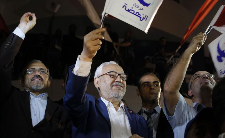 الغنوشي يرفع علم النهضة أمام مقر الحزب بمناسبة انتخابات 2014