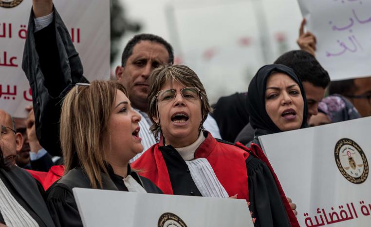 قضاة تونسيون يحتجون أمام مقر البرلمان 