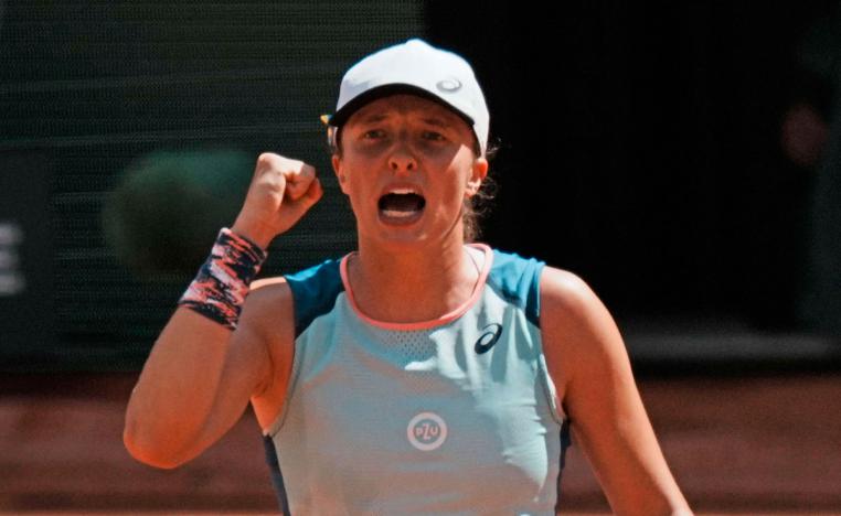 لاعبة التنس البولندية تضرب موعداً في المربع قبل الأخير مع الروسية كاساتكينا