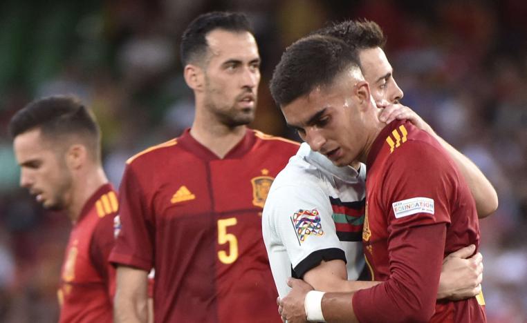 صانع الألعاب الاسباني تنقل بين الجناحين الأيمن والأيسر ومركز رأس الحربة