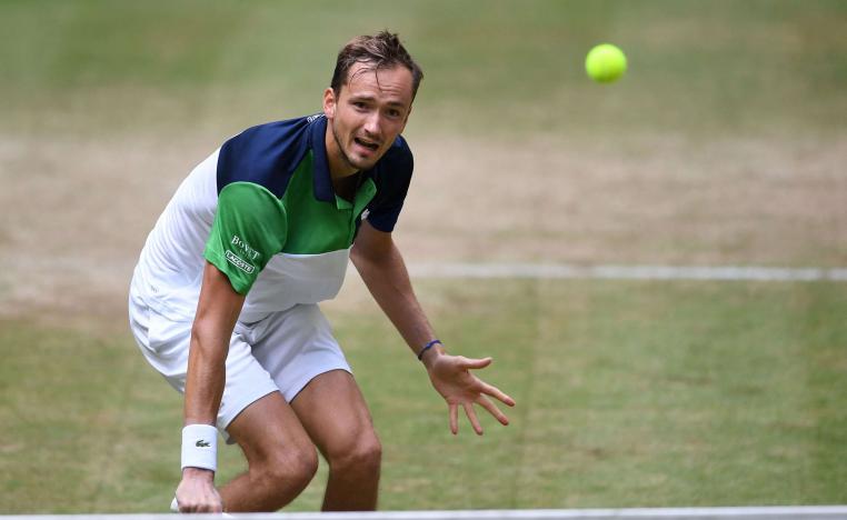 لاعب التنس الروسي يتغلب على البيلاروس إيفاشكا بعد مجموعة صعبة