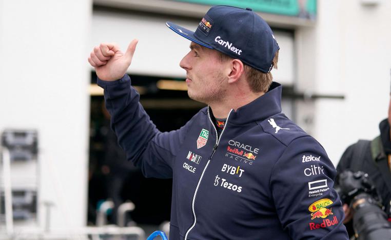 سائق ريد بول الهولندي الاول في التجارب بفارق دقيقة تقريبا عن الونسو