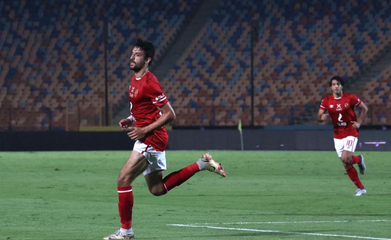 لاعبو الاهلي يتابعون مسلسل الاخطاء