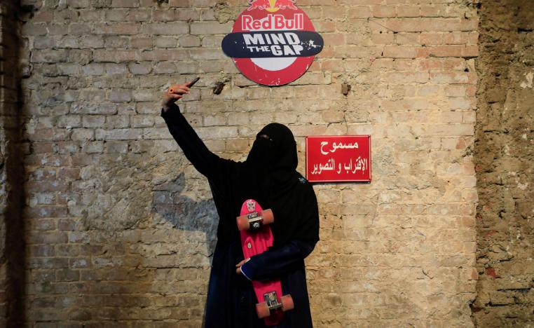 منقبة مصرية تأخذ صورة سيلفي