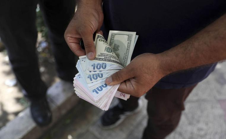 إيراني يصرف عملة في طهران