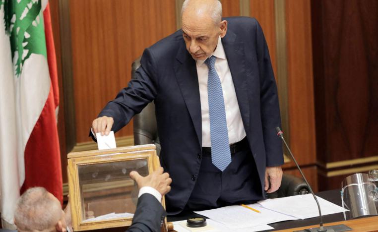رئيس البرلمان اللبناني نبيه بري يصوت في اقتراع رئاسة البرلمان