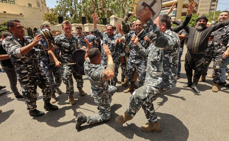 شرطة لبنانيون يرقصون احتفالا بإعادة انتخاب نبيه بري لرئاسة البرلمان