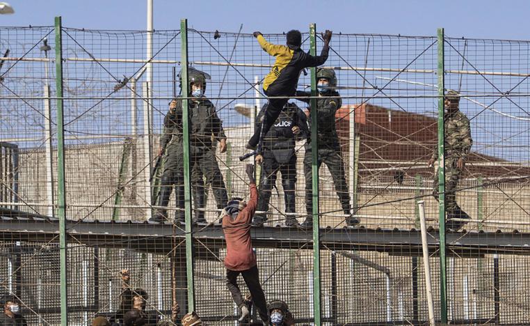 حوالي مئة مهاجر يتمكنون من العبور