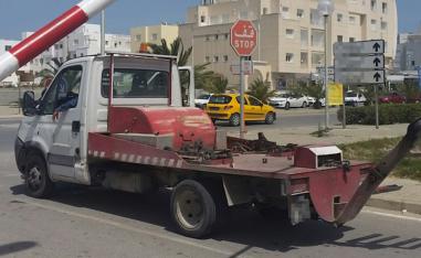 رافعة سيارات بالعاصمة التونسية