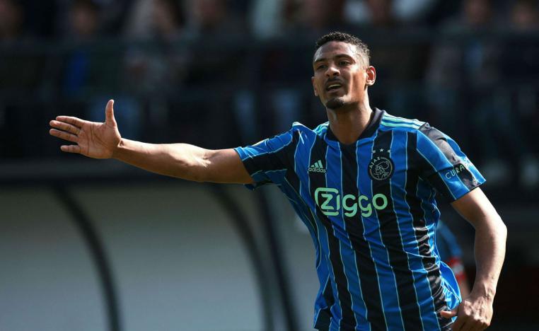  المهاجم المخضرم يعود من جديد للدوري الالماني للدفاع عن الوان الفريق الاصفر