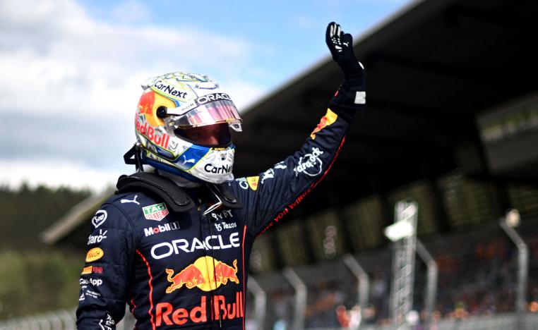سائق ريد بول الهولندي يستهل السباق بقوة وينهيه في المركز الاول
