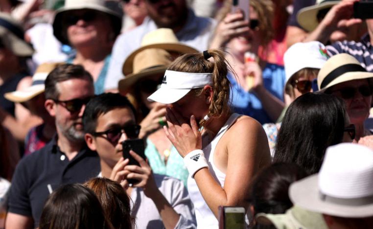 لاعبة التنس الكازخستانية تحتفل باول لقب كبير لها من دون عواطف جياشة