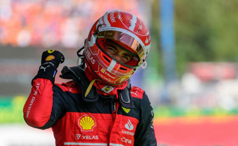 عين سائق فيراري شاخصة نحو أعلى عتبة على منصة التتويج