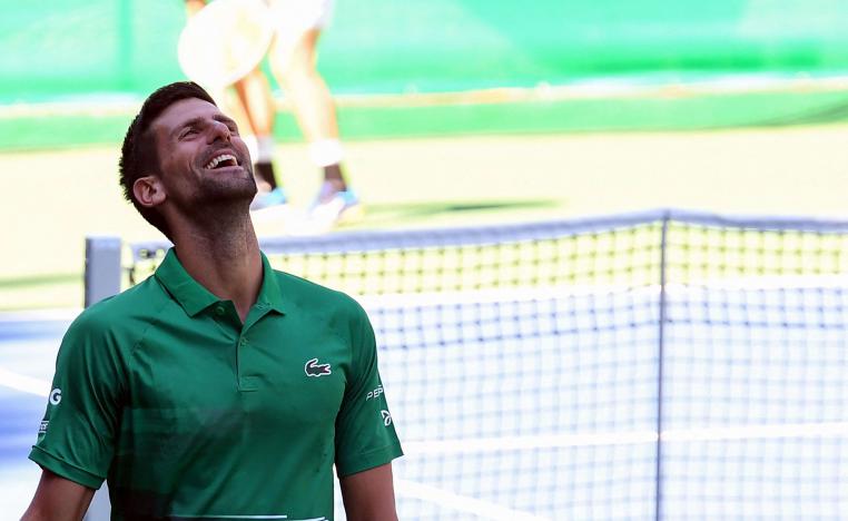 لاعب التنس الصربي يتظاهر بالتجادل مع الحكام أو يحاول رشوتهم