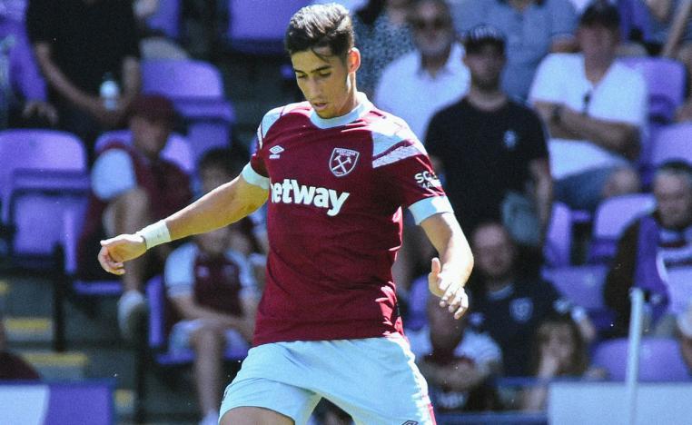 المدافع المغربي يتعرض لاصابة خلال مباراة الإعدادية للموسم ضد غلاسكو