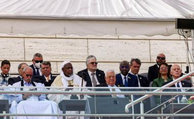 الرئيس الفلسطيني محمود عباس بجانب رئيس بوليساريو إبراهيم غالي خلال استعراض عسكري جزائري