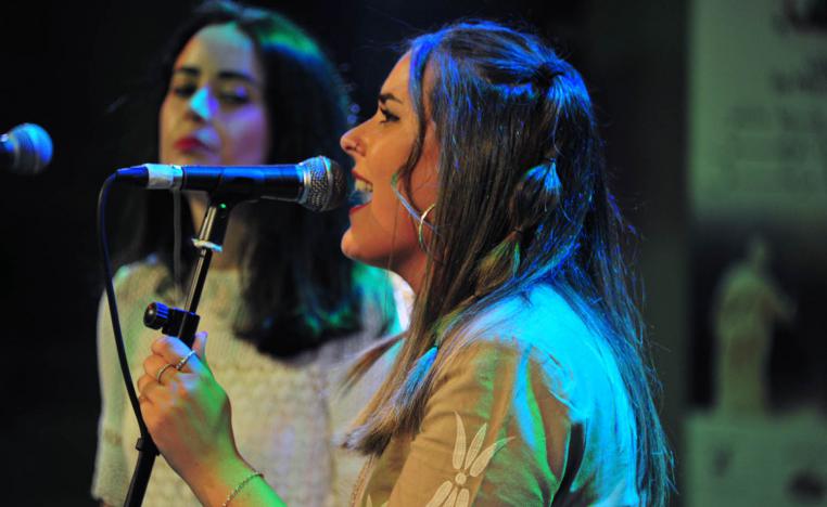 The Neo-folk Galician music relies on women's chants
