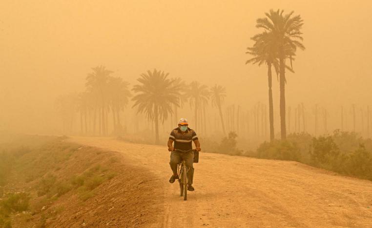 عراقي في البصرة أثناء عاصفة غبار