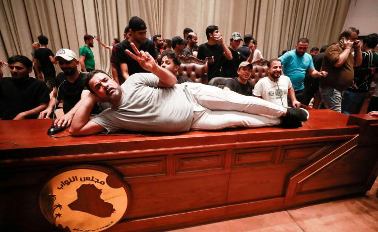 ناشطون صدريون في مبنى البرلمان العراقي