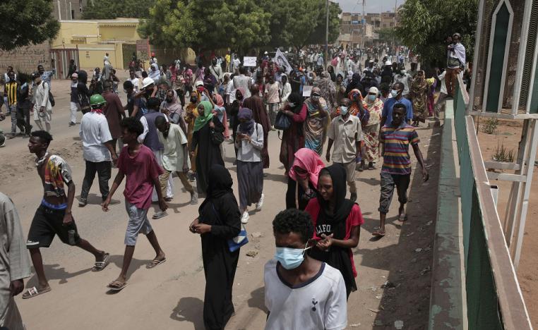 معركة لي الأذرع بين الجيش والمحتجين تضع السودان على حافة الانهيار